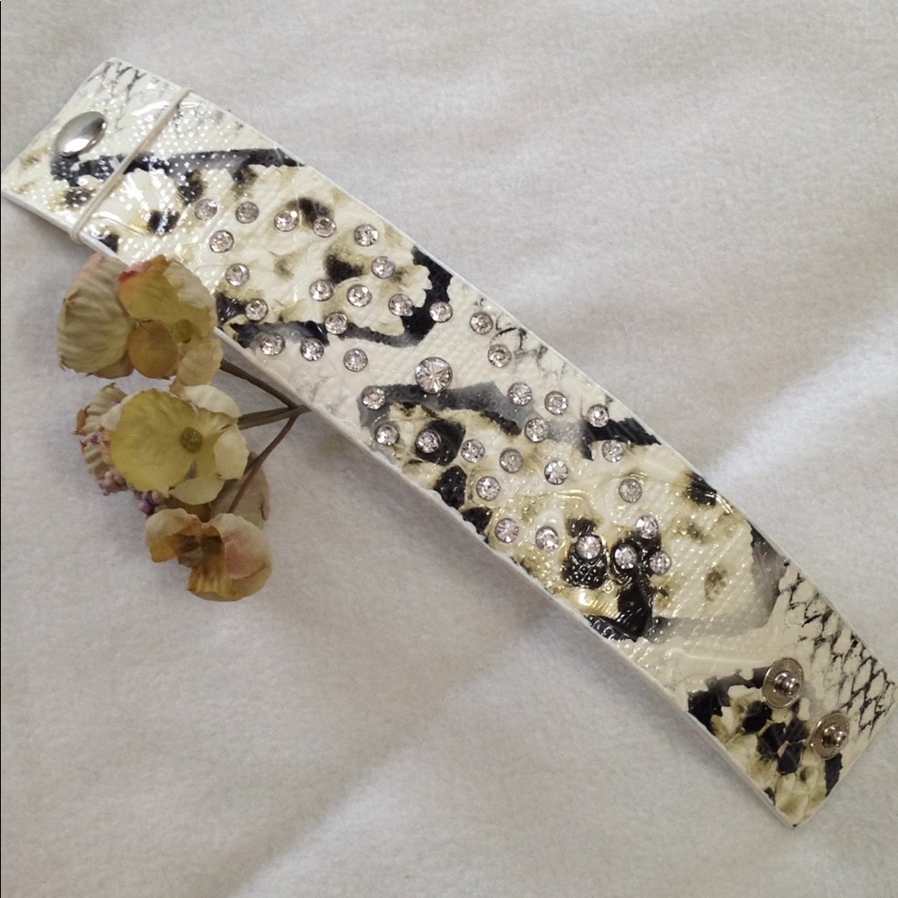 NEW Retro Bracelet Wide Band Cuff White Faux Snakeskin Leather Bling 39 Crystals - Picture 5 of 8
